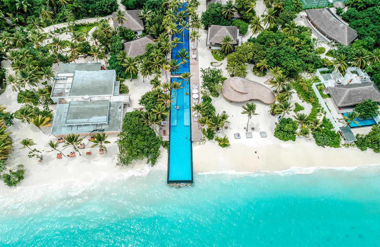 A dazzling gradient of blue in Fairmont Maldives’ infinity pool