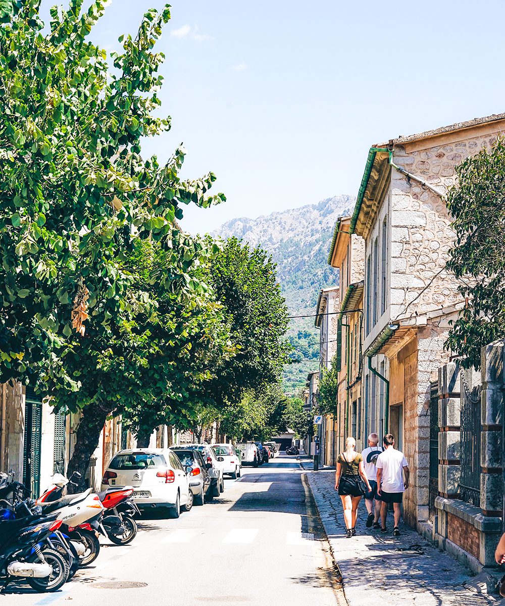 The simple streets of Valdemossa