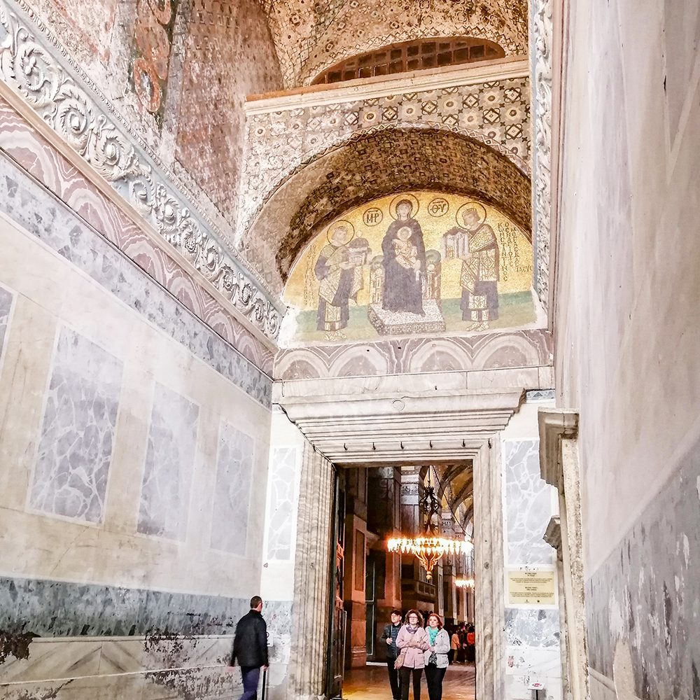 The mosaic panel ‘Emperor Constantine The Great and Justinian’ dates back to the 10th century and is located in the inner narthex, on the Southern vestibule door.