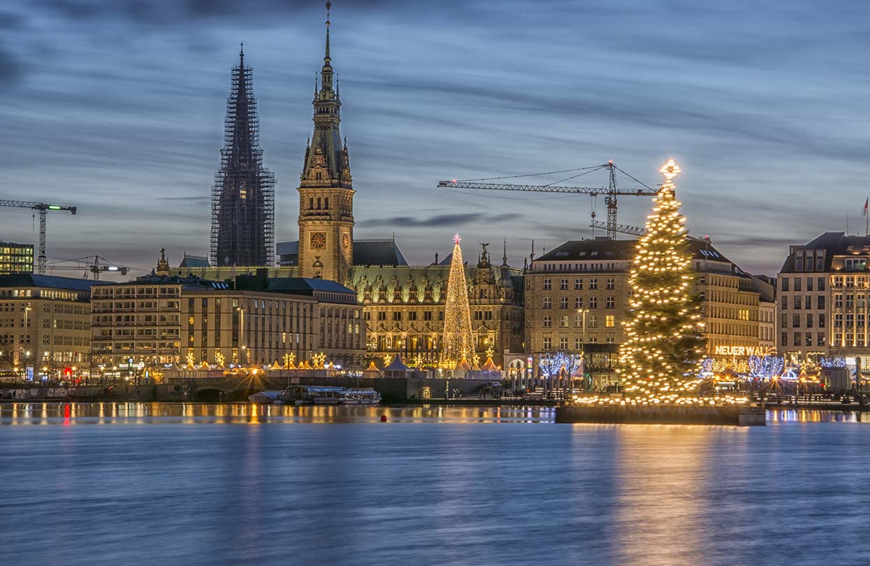 Christmas time in Hamburg harbour, image by Gerckens Photo Hamburg, Shutterstock